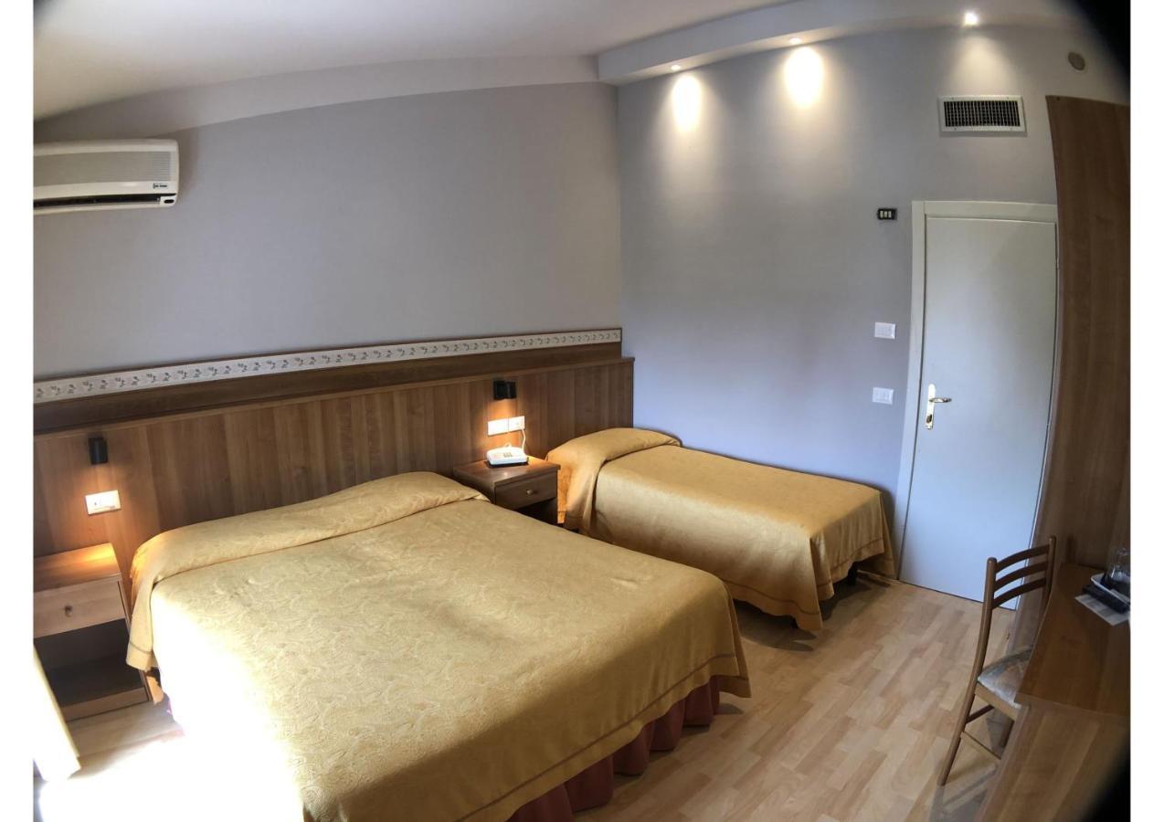 Hotel La Bussola Паденге-суль-Гарда Екстер'єр фото