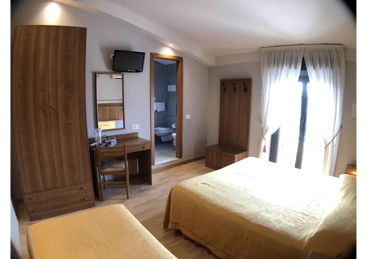 Hotel La Bussola Паденге-суль-Гарда Екстер'єр фото