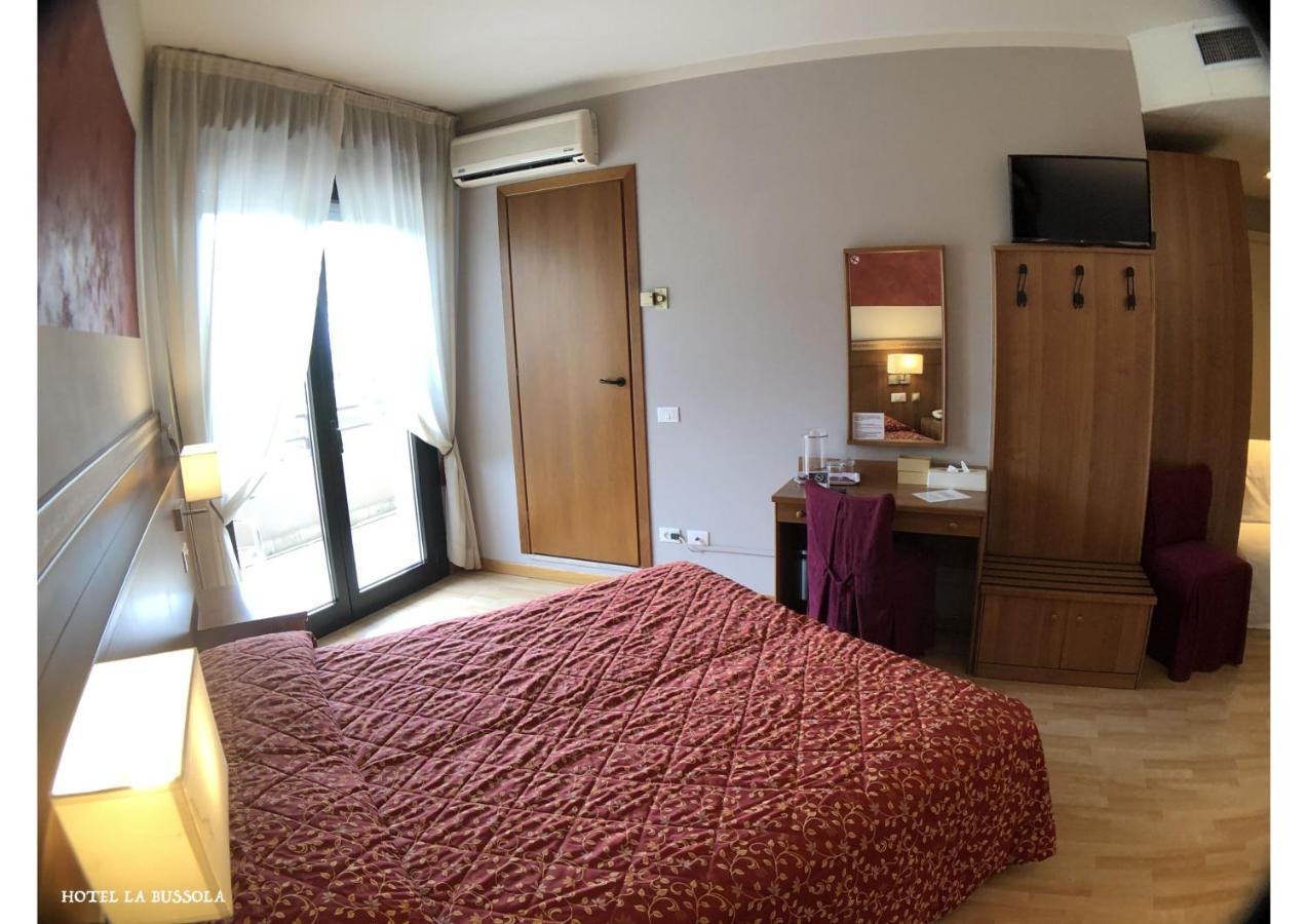 Hotel La Bussola Паденге-суль-Гарда Екстер'єр фото