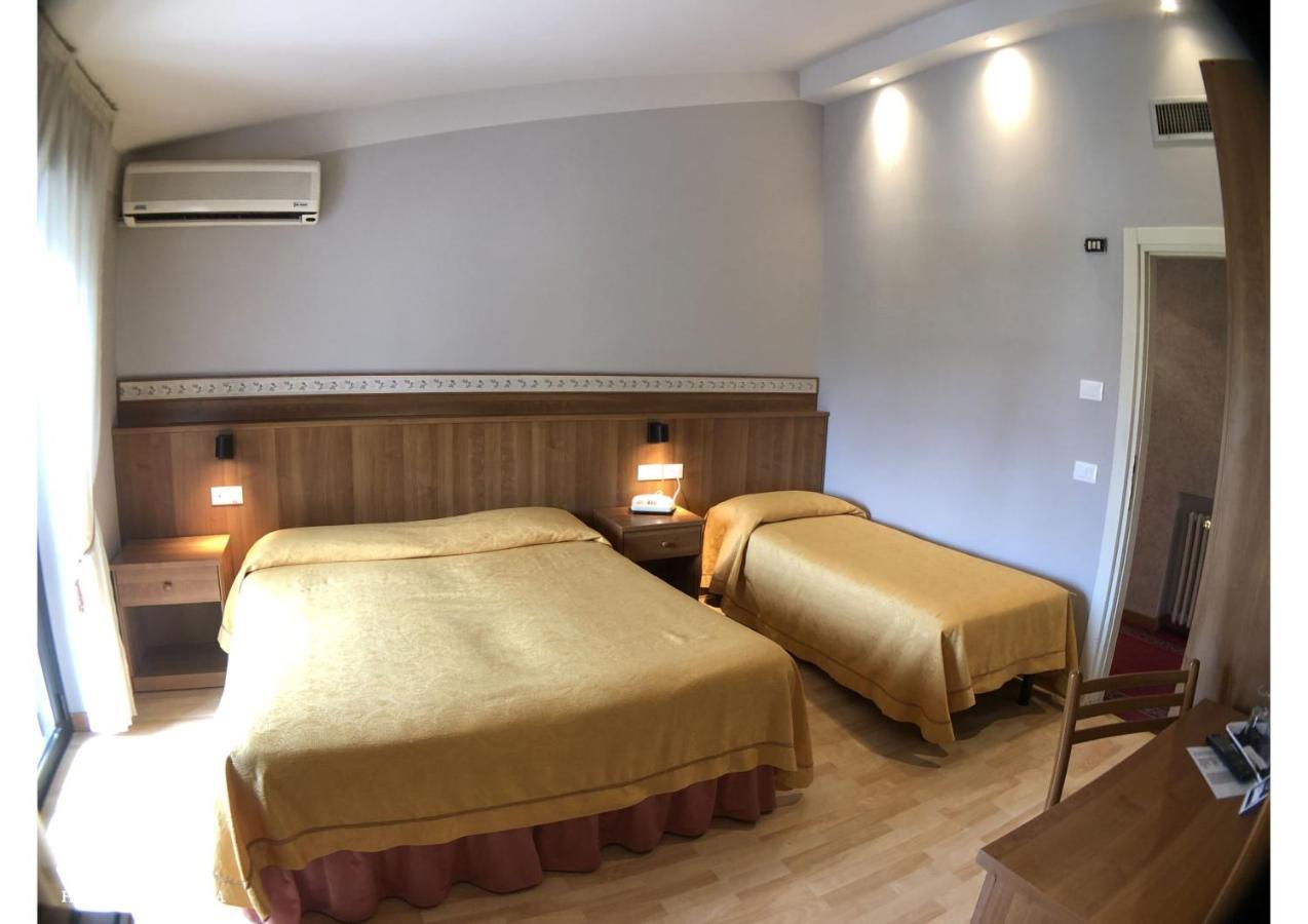 Hotel La Bussola Паденге-суль-Гарда Екстер'єр фото