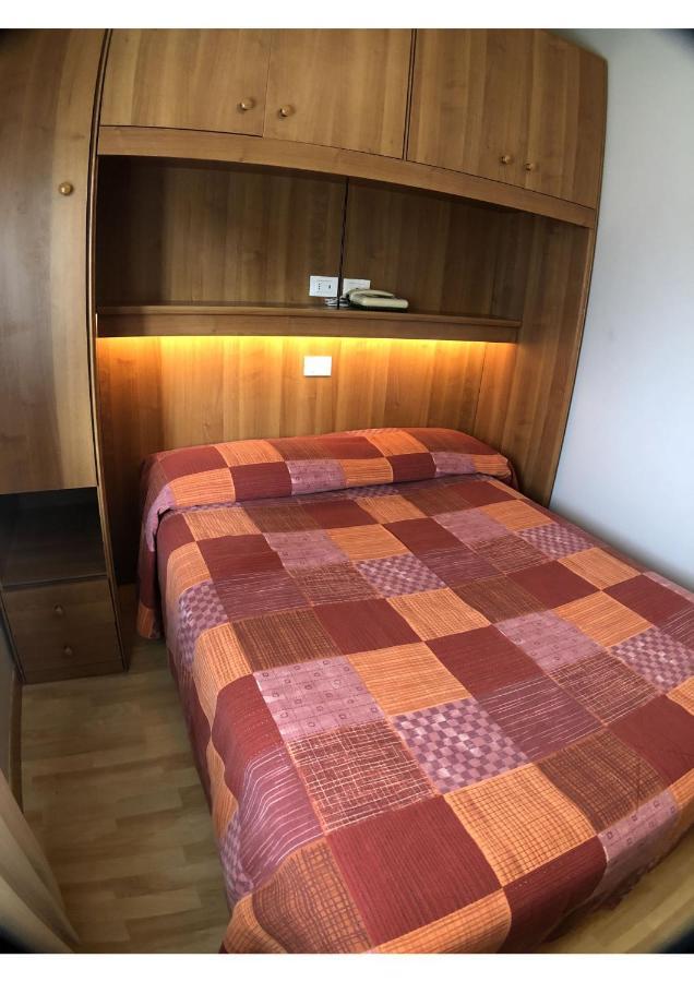 Hotel La Bussola Паденге-суль-Гарда Екстер'єр фото