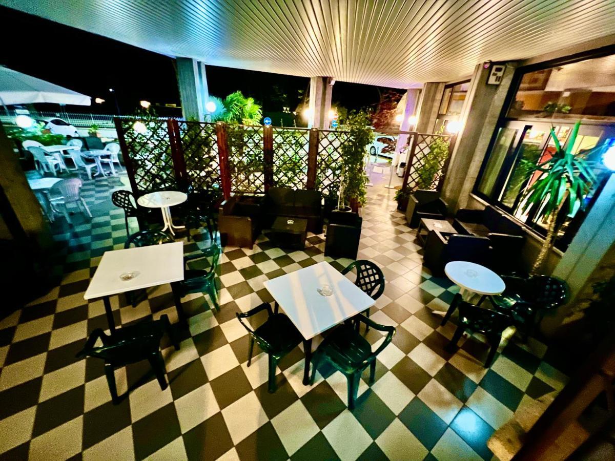 Hotel La Bussola Паденге-суль-Гарда Екстер'єр фото
