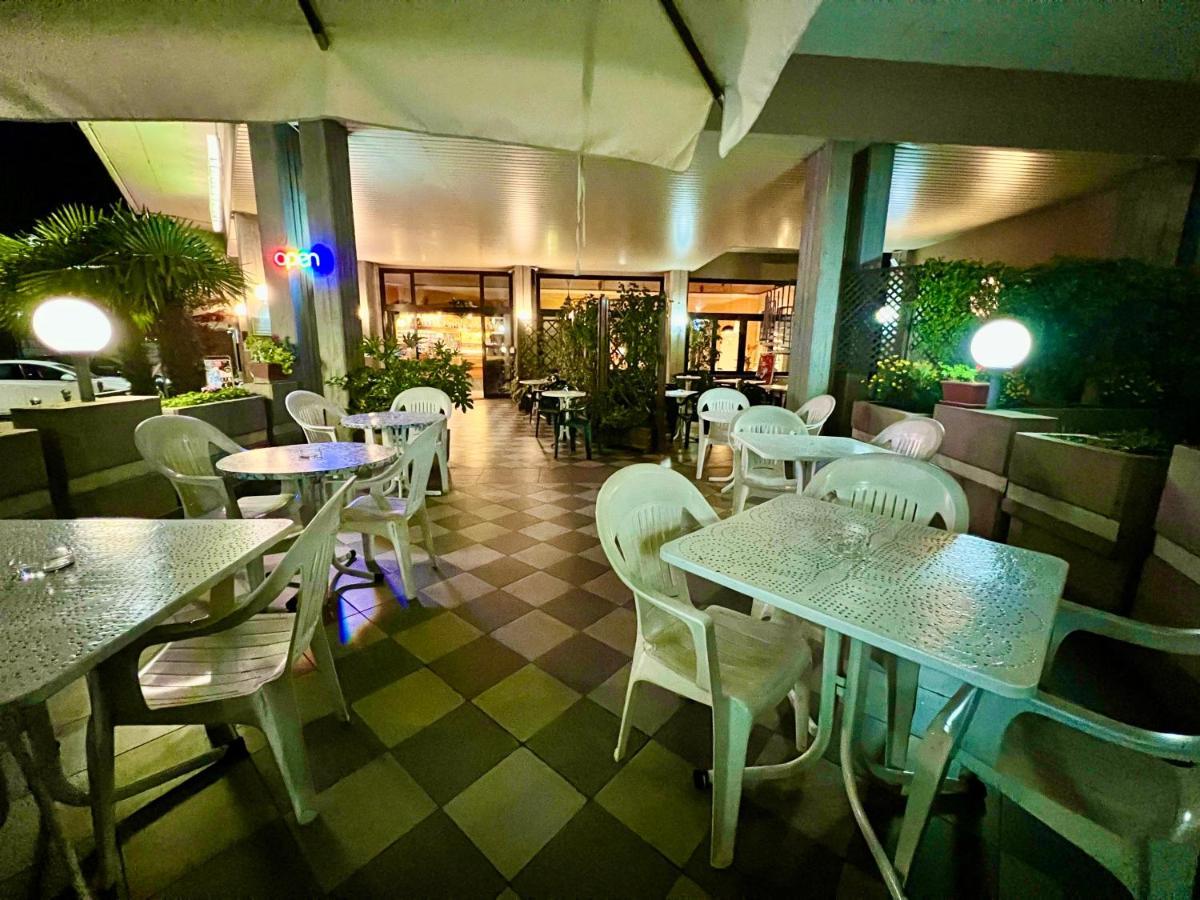 Hotel La Bussola Паденге-суль-Гарда Екстер'єр фото