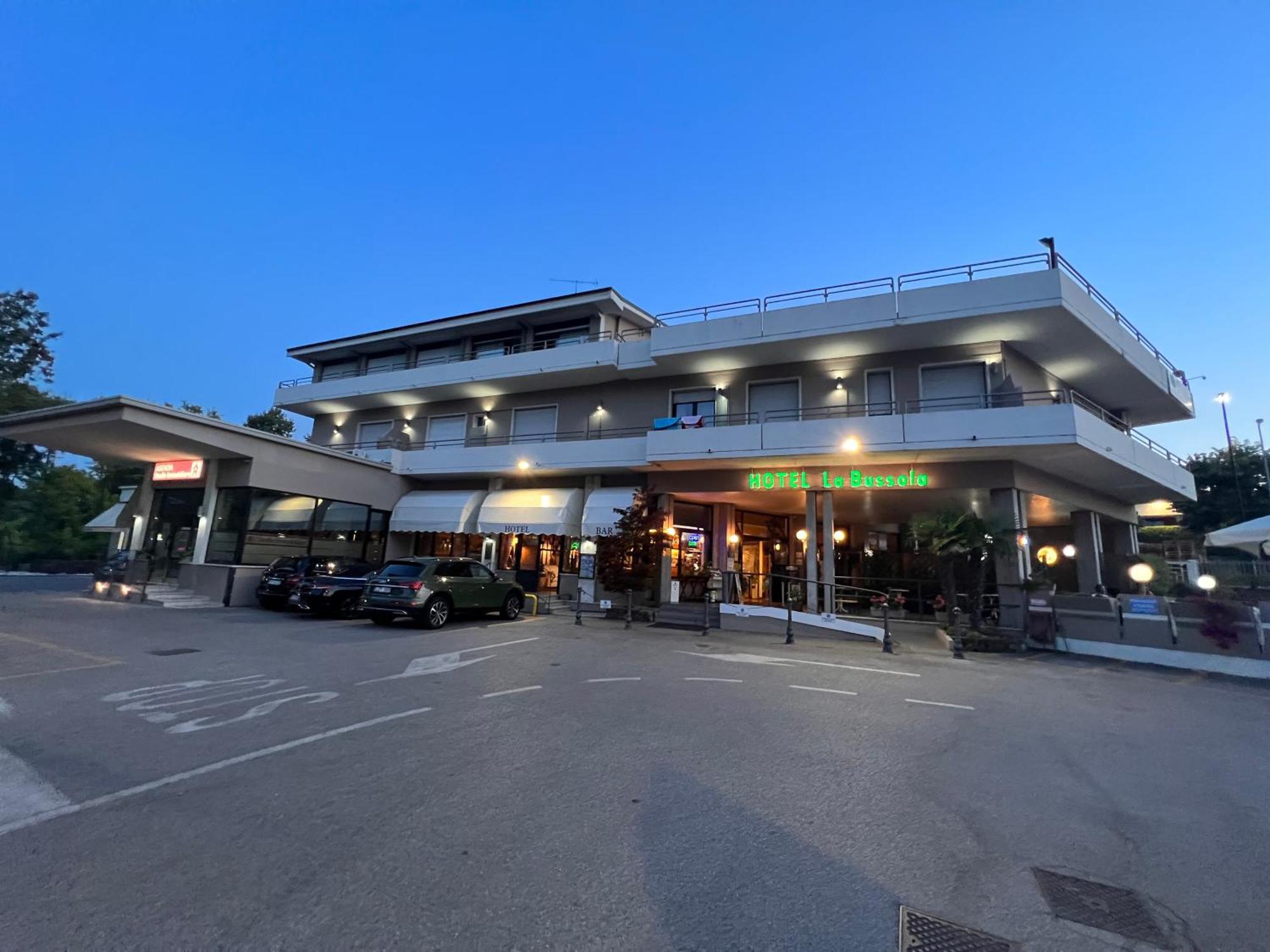 Hotel La Bussola Паденге-суль-Гарда Екстер'єр фото