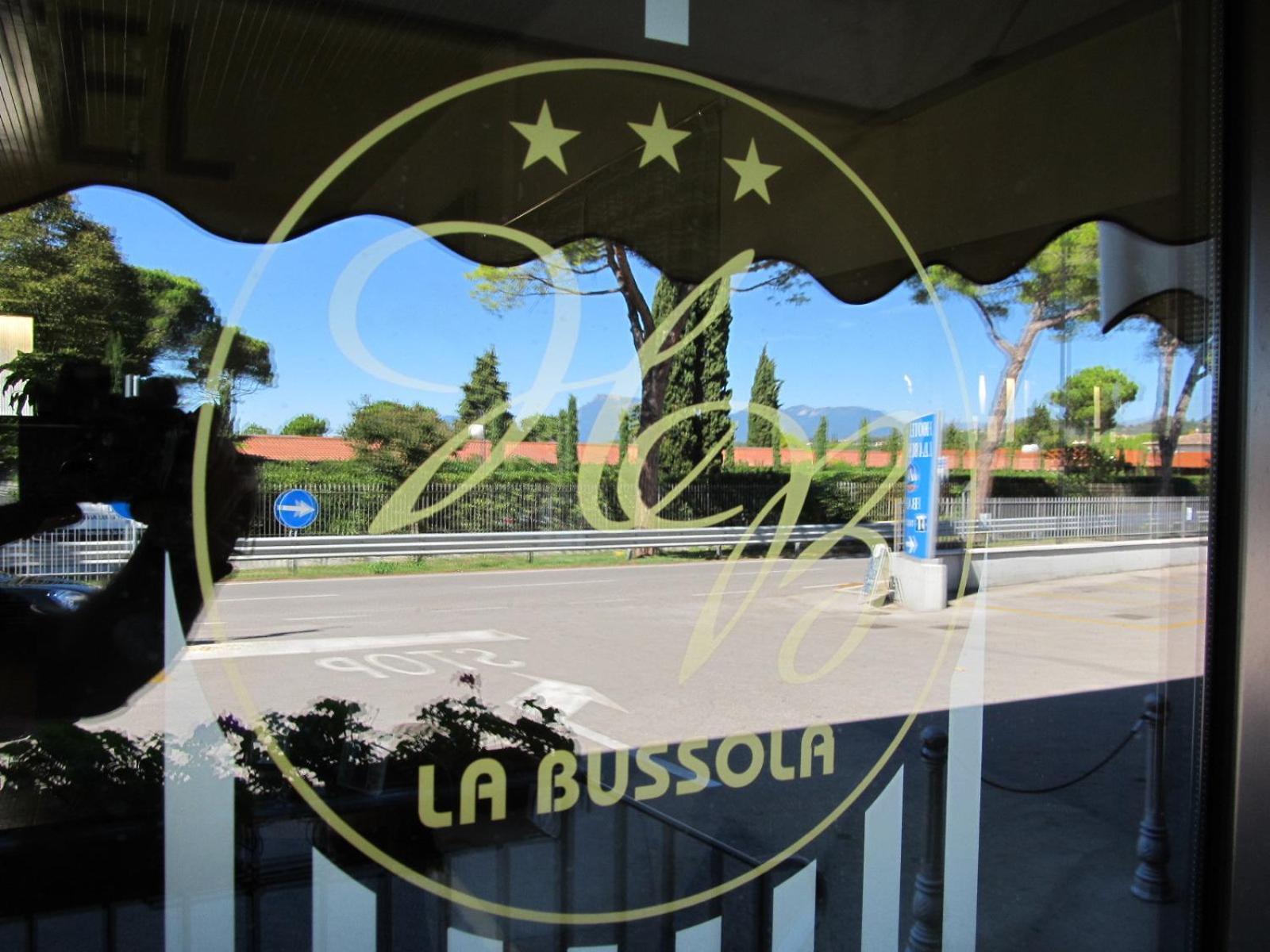 Hotel La Bussola Паденге-суль-Гарда Екстер'єр фото