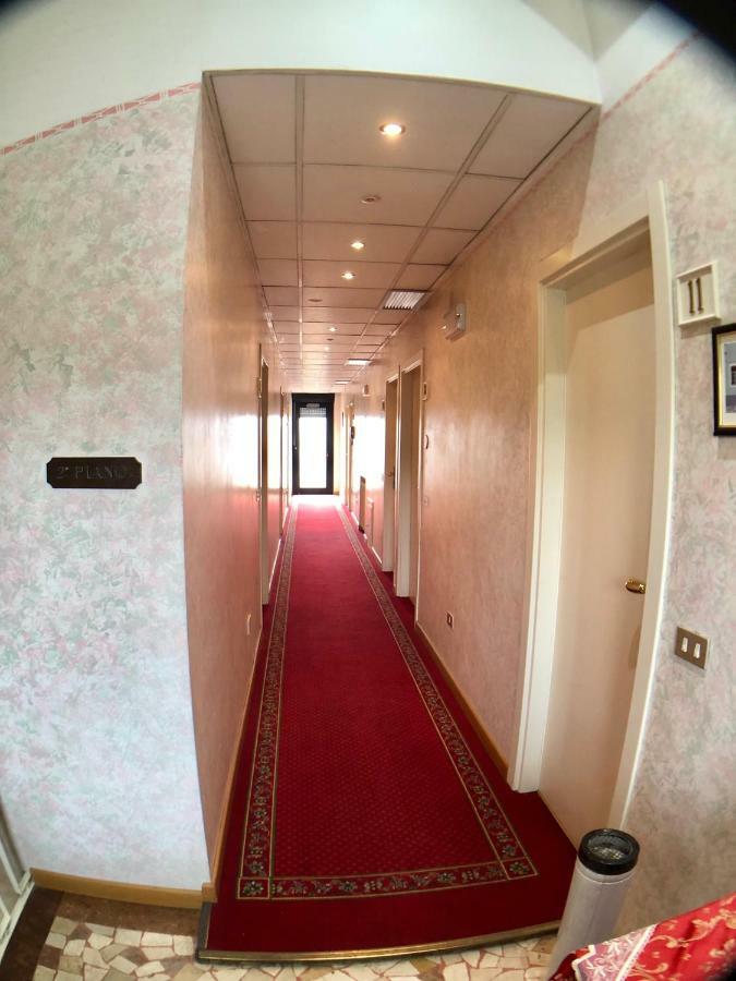 Hotel La Bussola Паденге-суль-Гарда Екстер'єр фото
