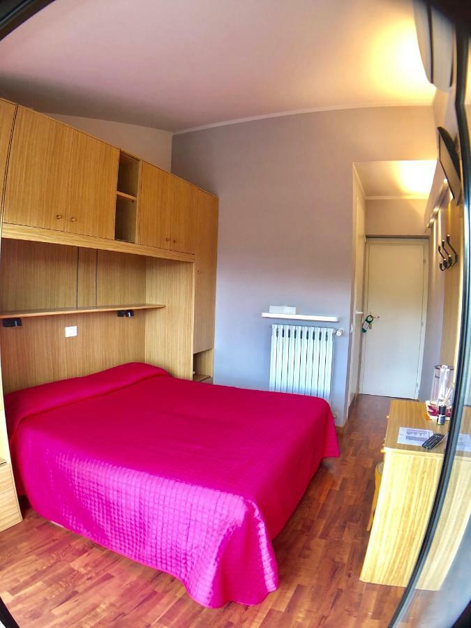 Hotel La Bussola Паденге-суль-Гарда Екстер'єр фото